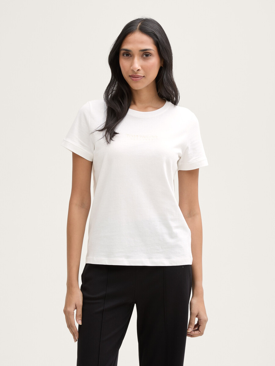 camiseta con logo bordado