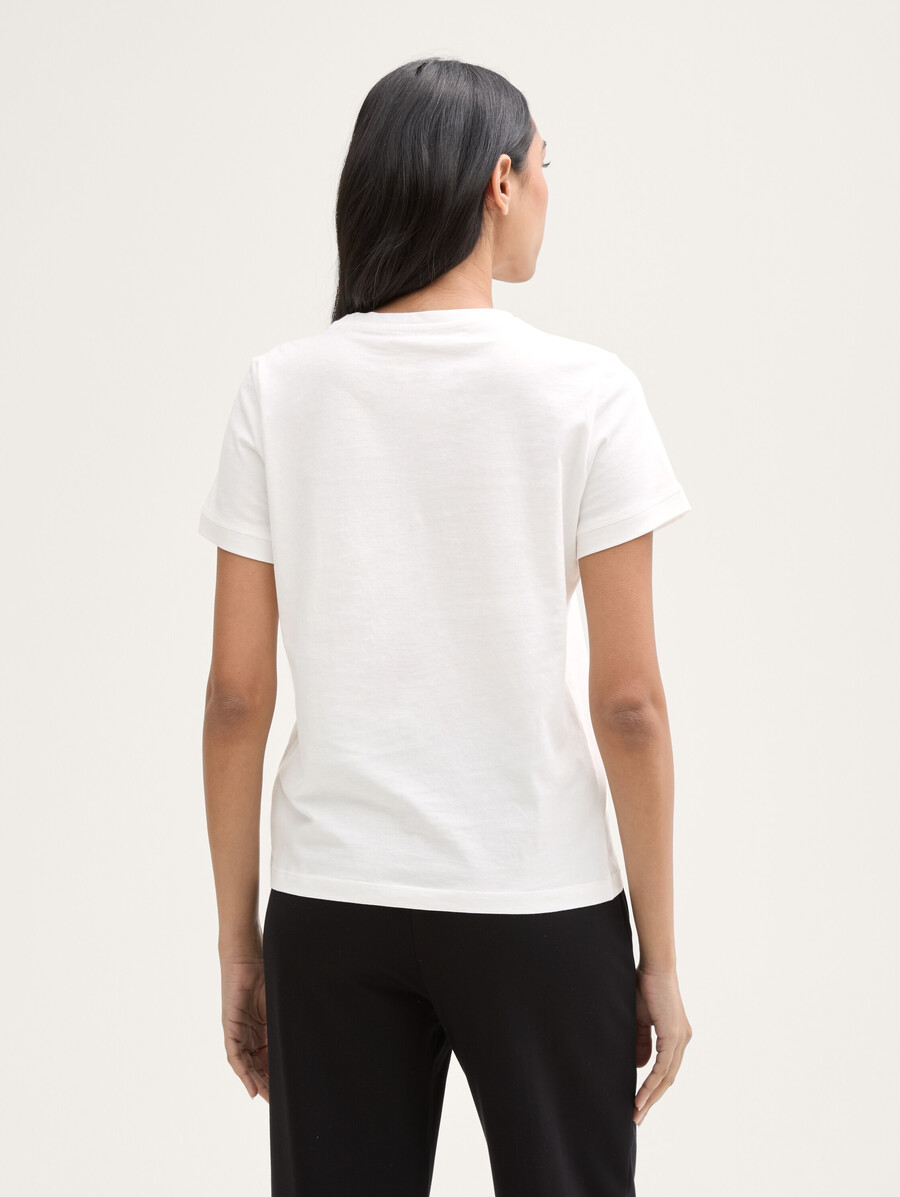 camiseta con logo bordado