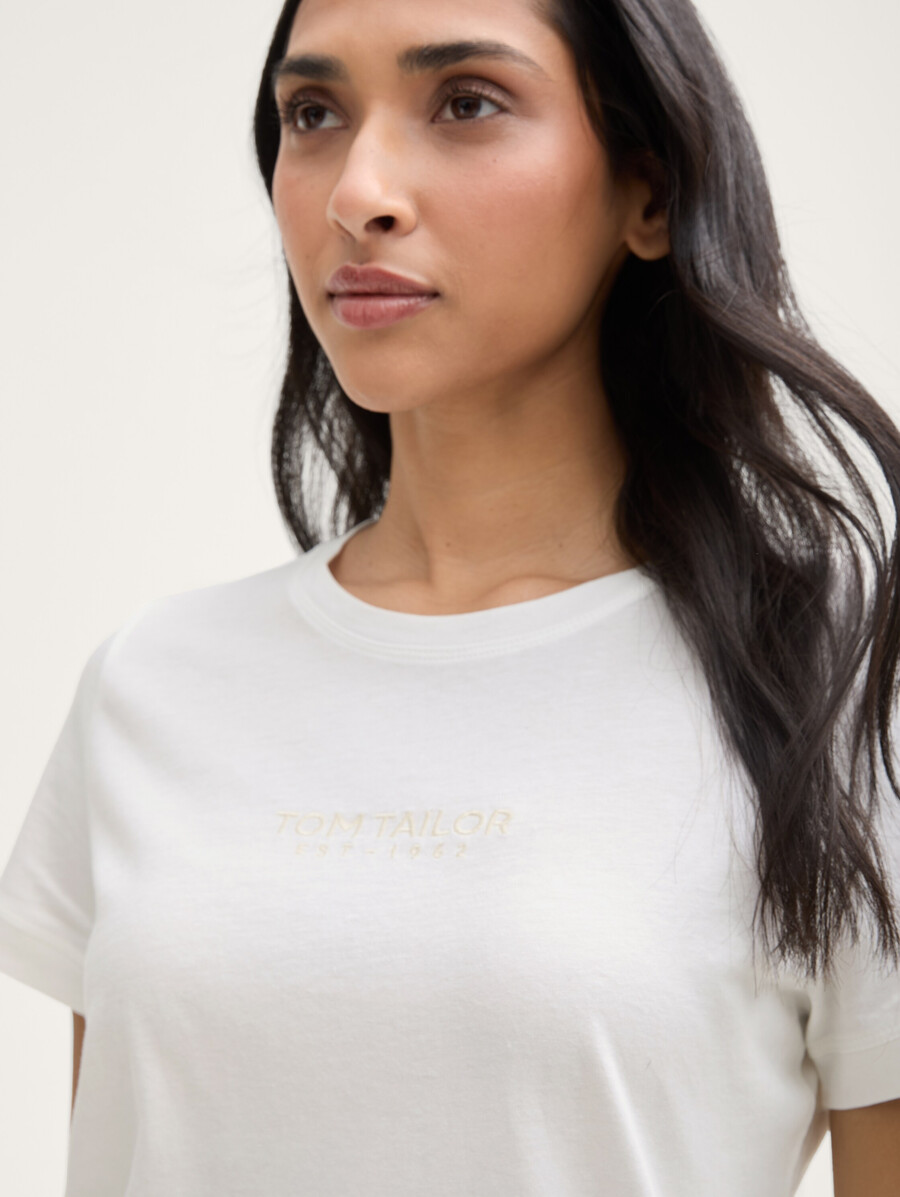 camiseta con logo bordado