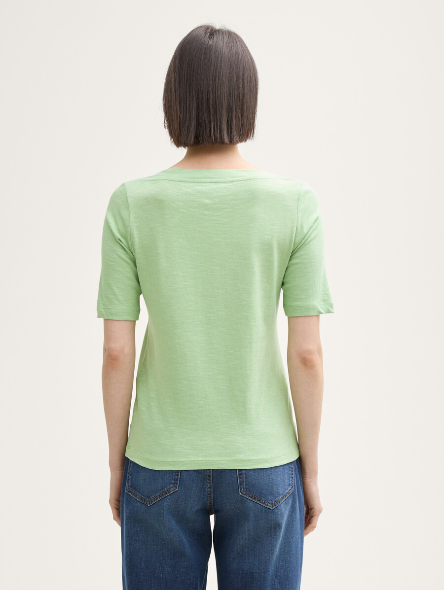 camiseta con escote barco