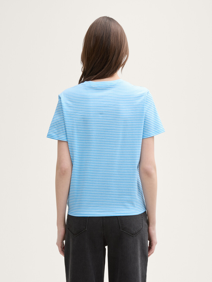 camiseta con detalle de nudo