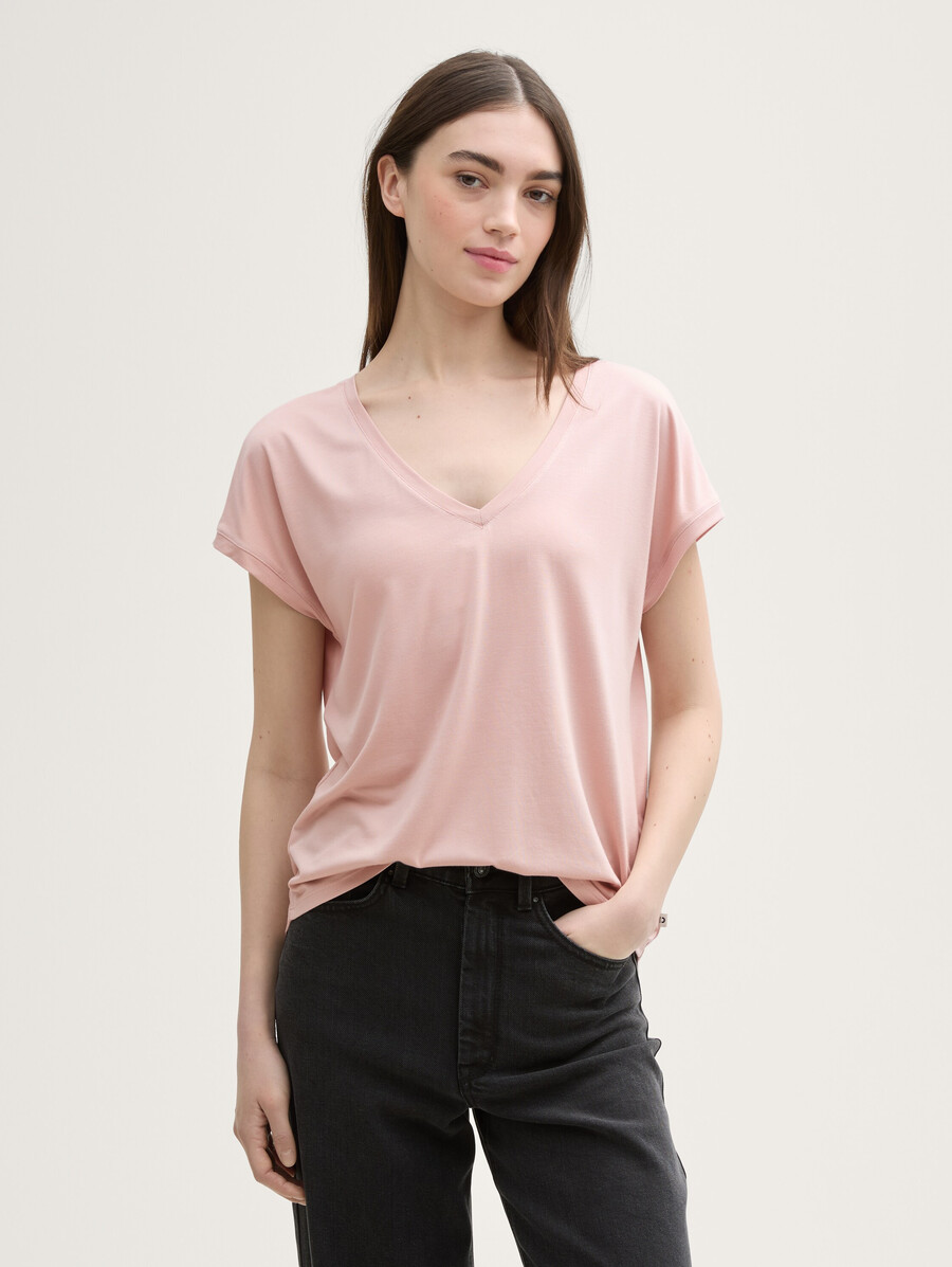 camiseta holgada con cuello en v