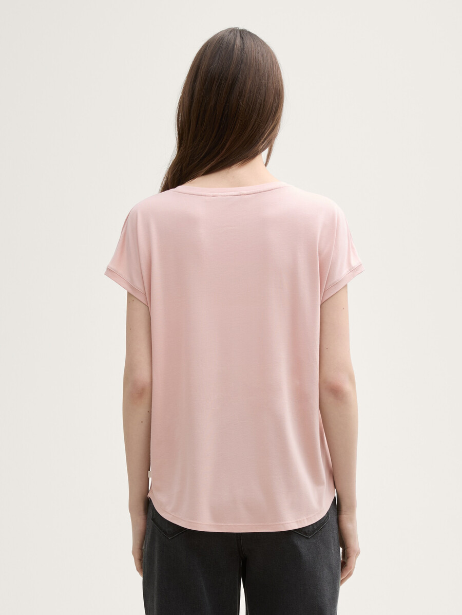 camiseta holgada con cuello en v