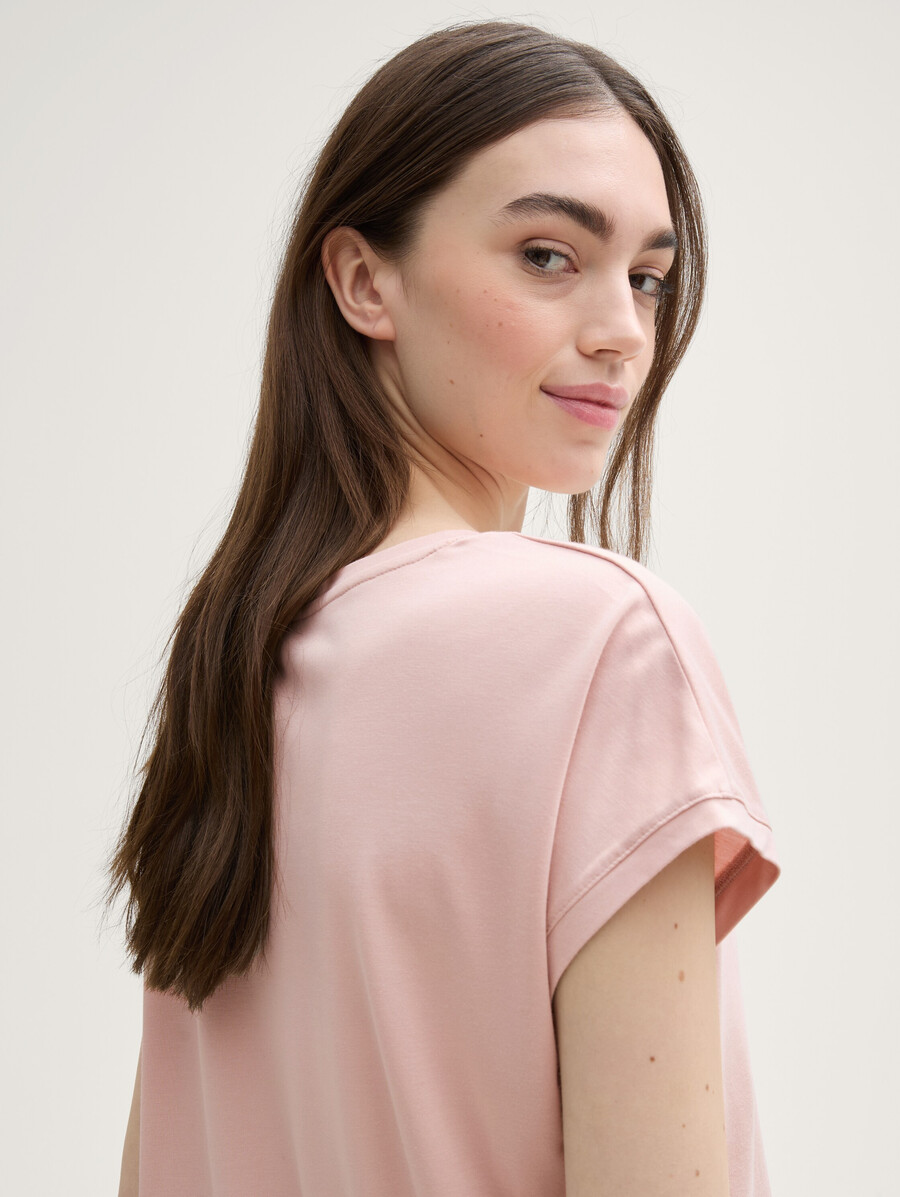 camiseta holgada con cuello en v