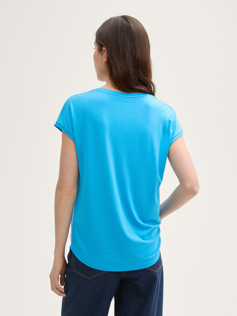 camiseta holgada con cuello en v