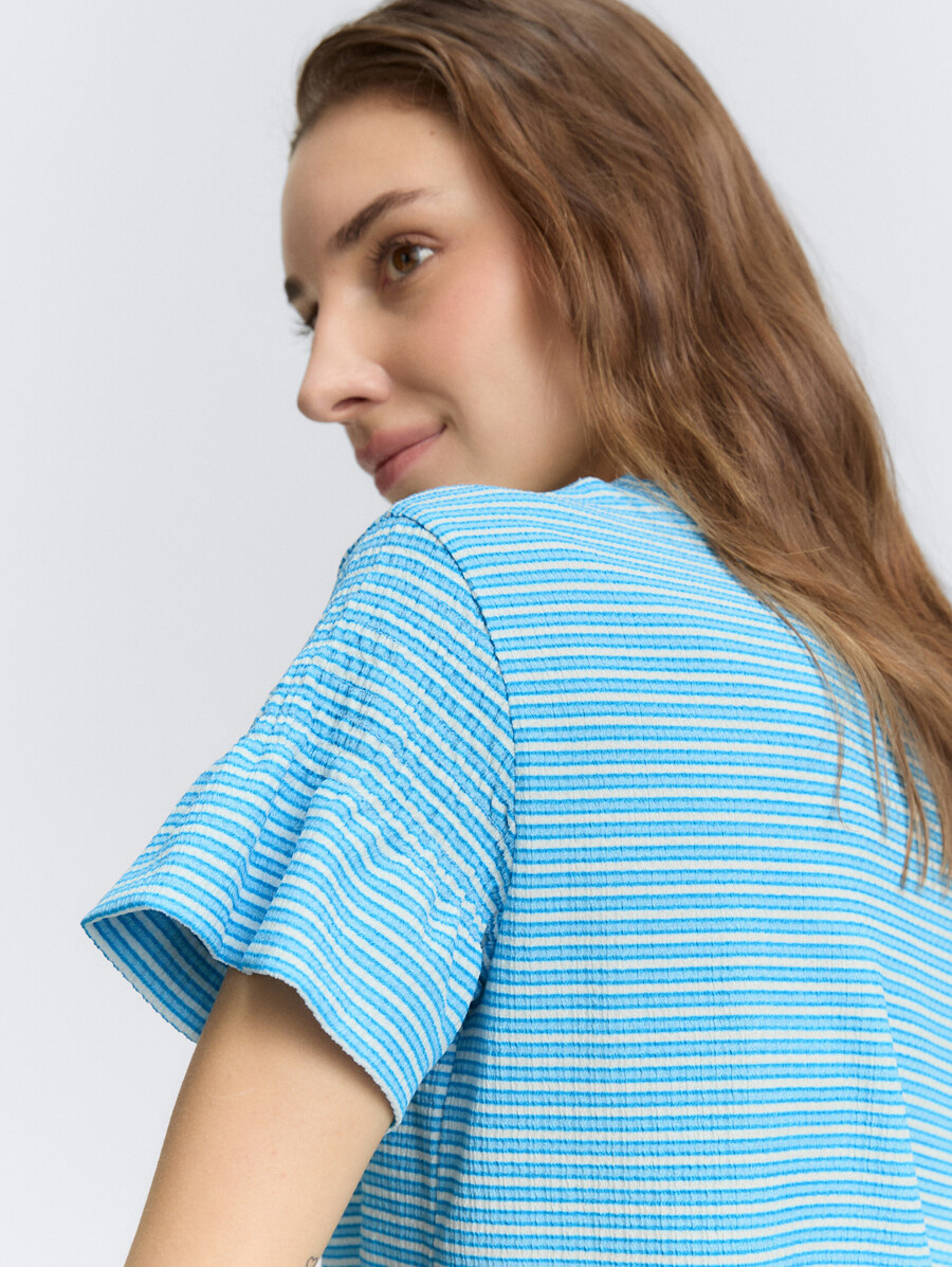 camiseta con detalles ahumados