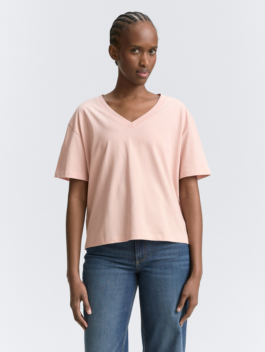 camiseta de corte cuadrado con cuello en v