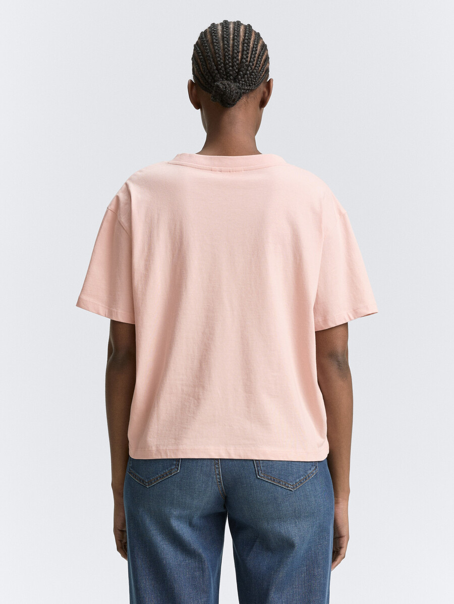 camiseta de corte cuadrado con cuello en v