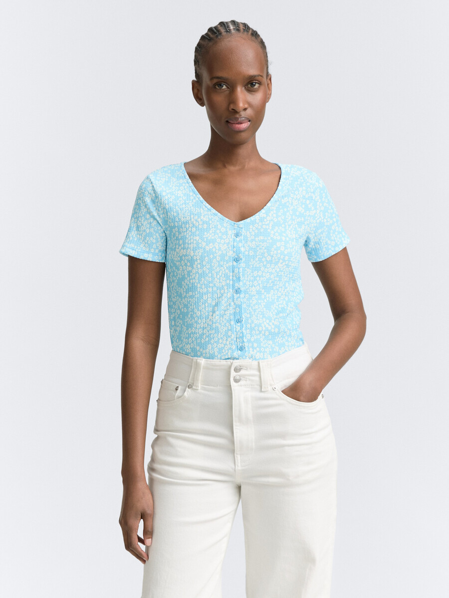 camiseta con tapeta de botones decorativa