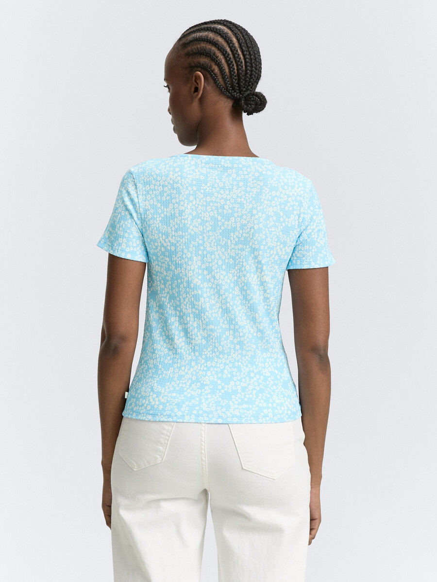 camiseta con tapeta de botones decorativa