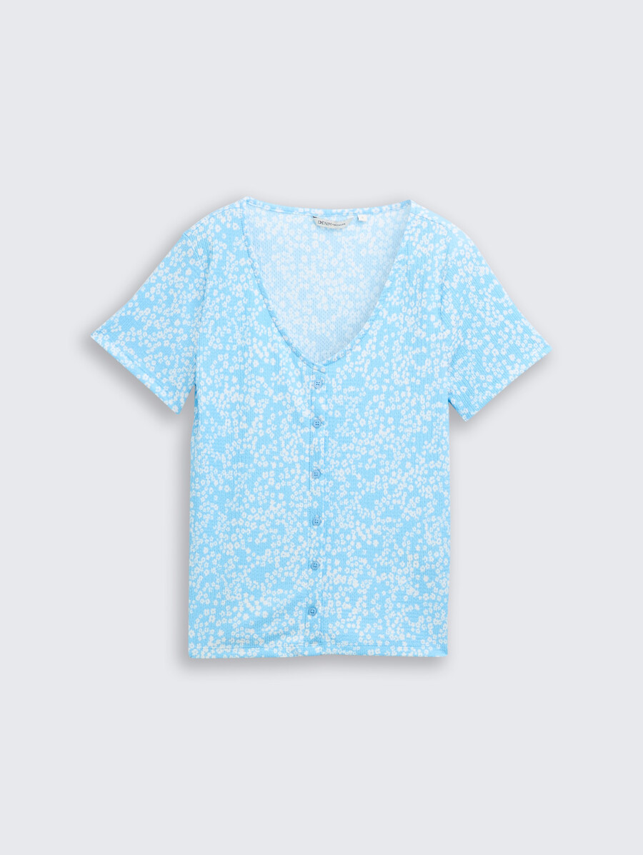 camiseta con tapeta de botones decorativa