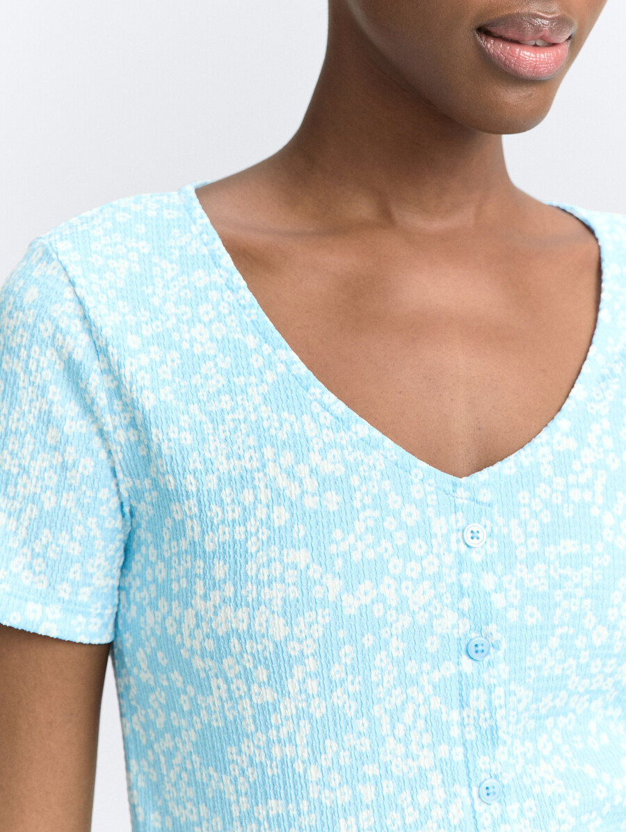 camiseta con tapeta de botones decorativa
