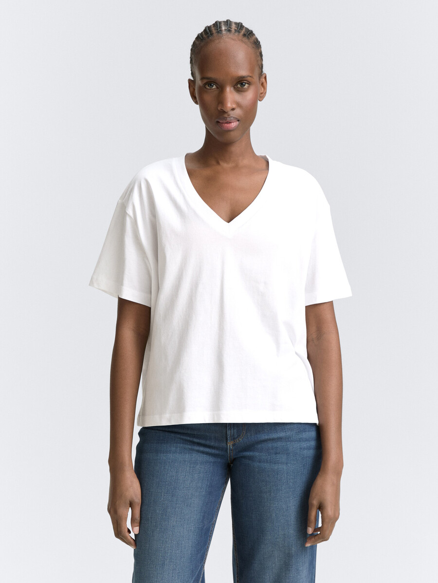 camiseta de corte cuadrado con cuello en v