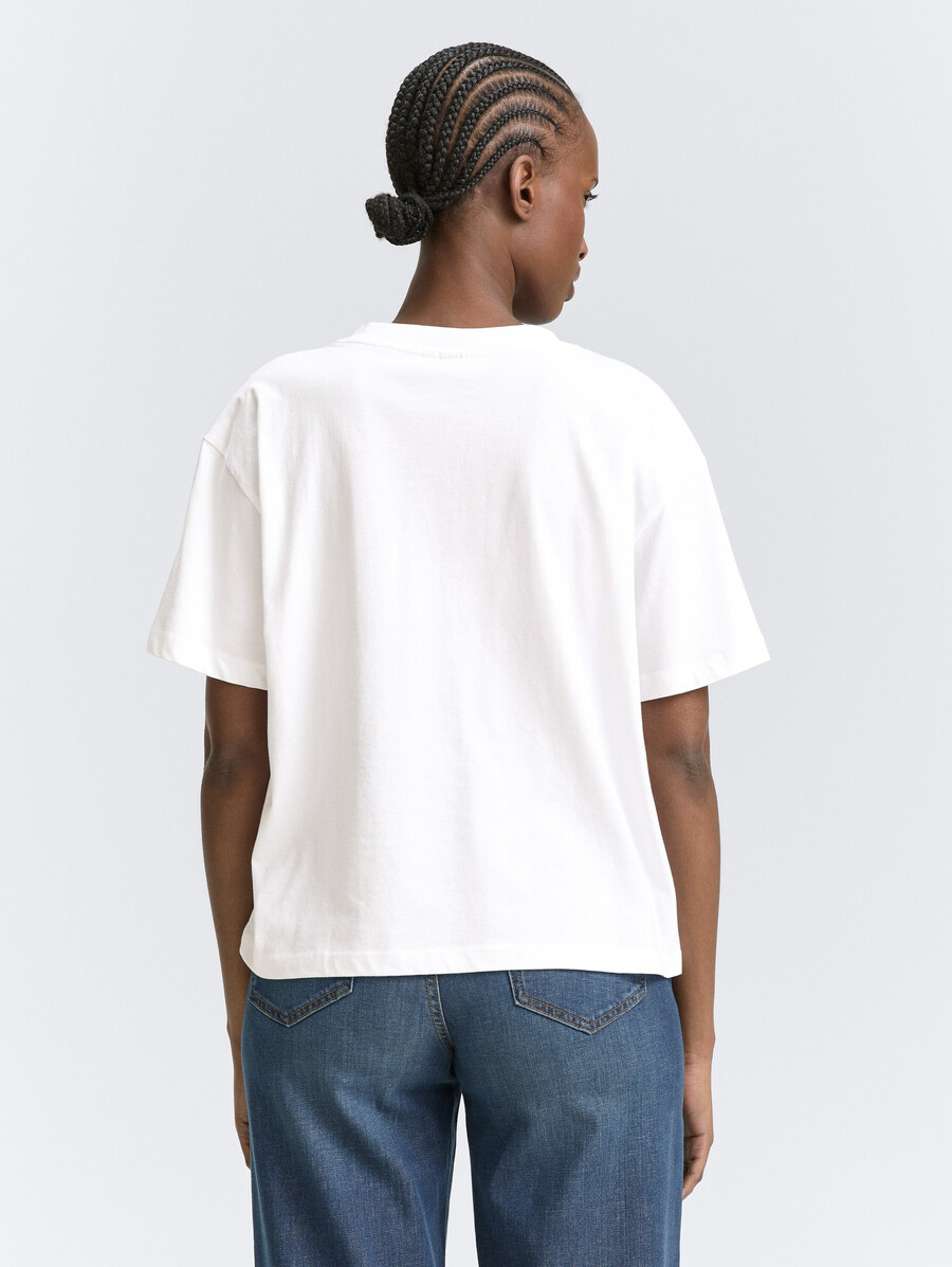 camiseta de corte cuadrado con cuello en v