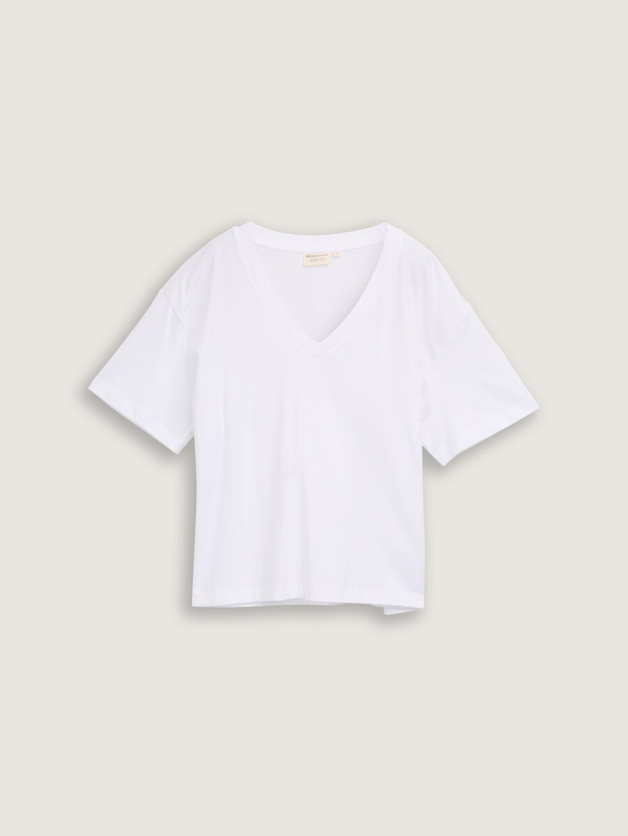 camiseta de corte cuadrado con cuello en v