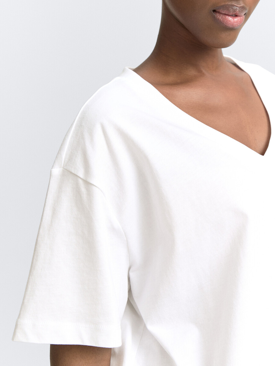 camiseta de corte cuadrado con cuello en v