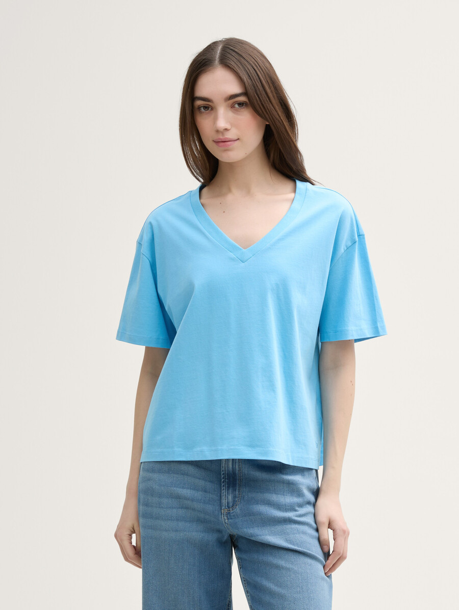 camiseta de corte cuadrado con cuello en v