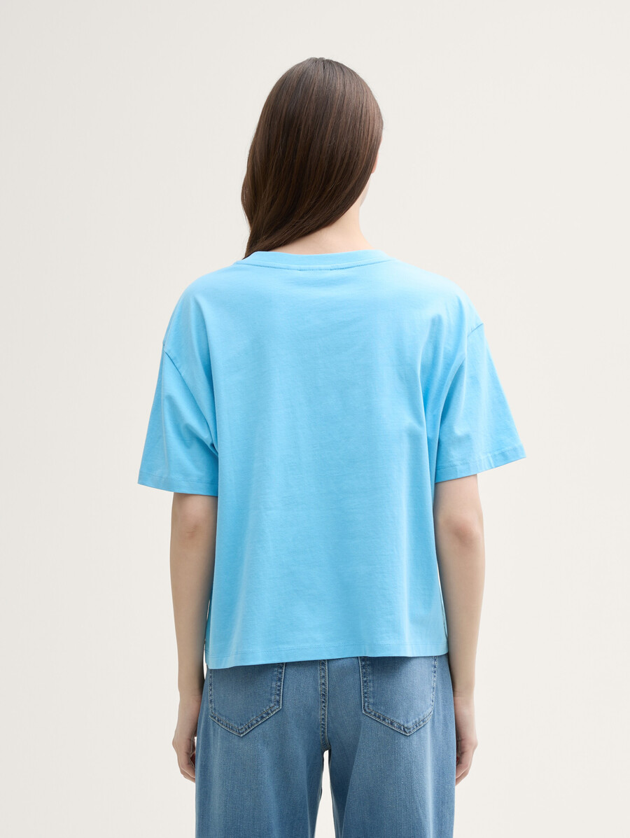 camiseta de corte cuadrado con cuello en v