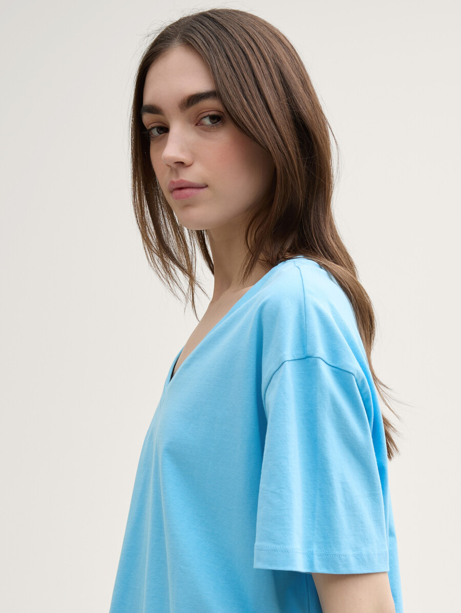 camiseta de corte cuadrado con cuello en v