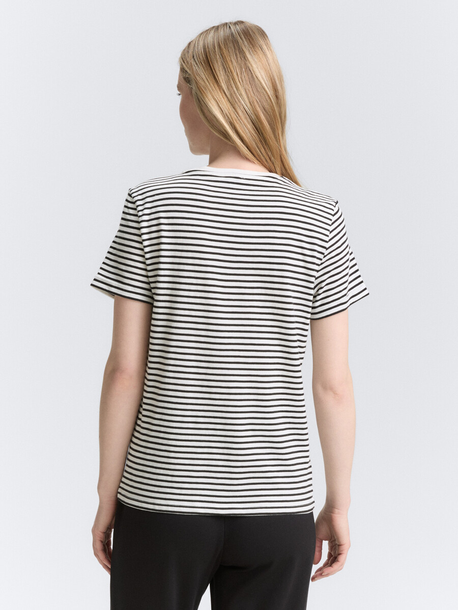 camiseta con estampado de rayas