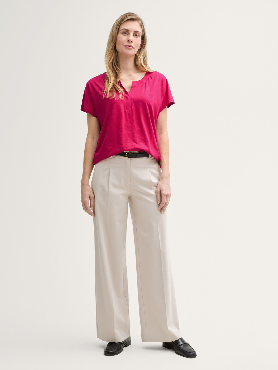 camiseta con detalles de pliegues