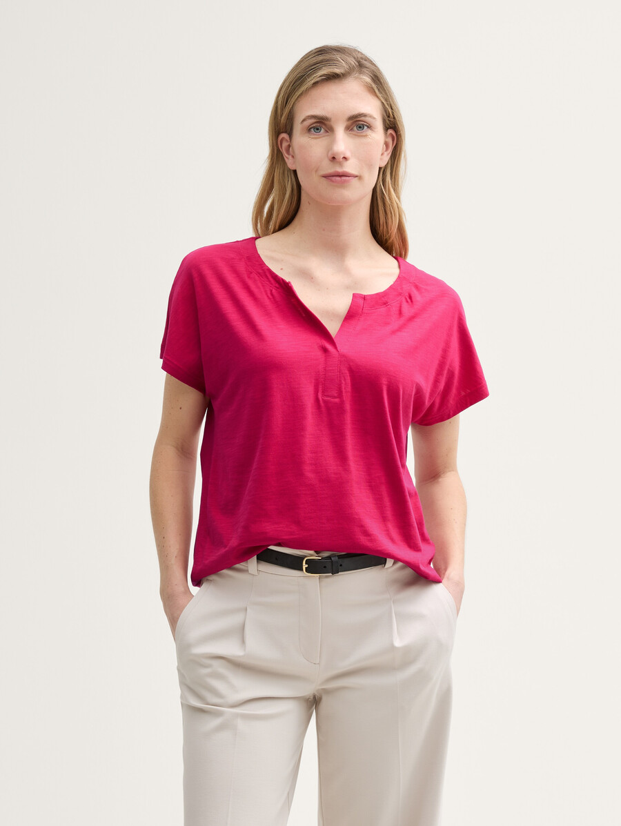 camiseta con detalles de pliegues
