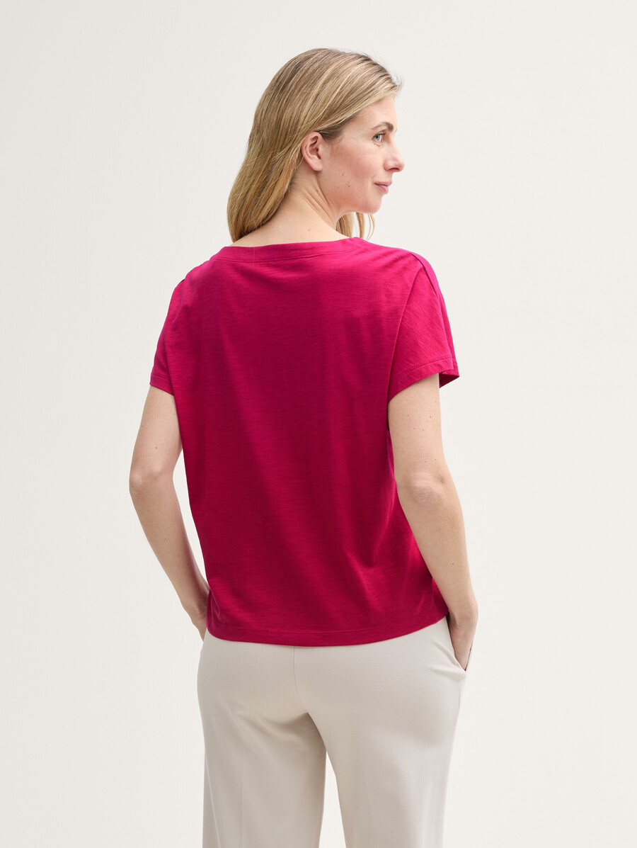 camiseta con detalles de pliegues