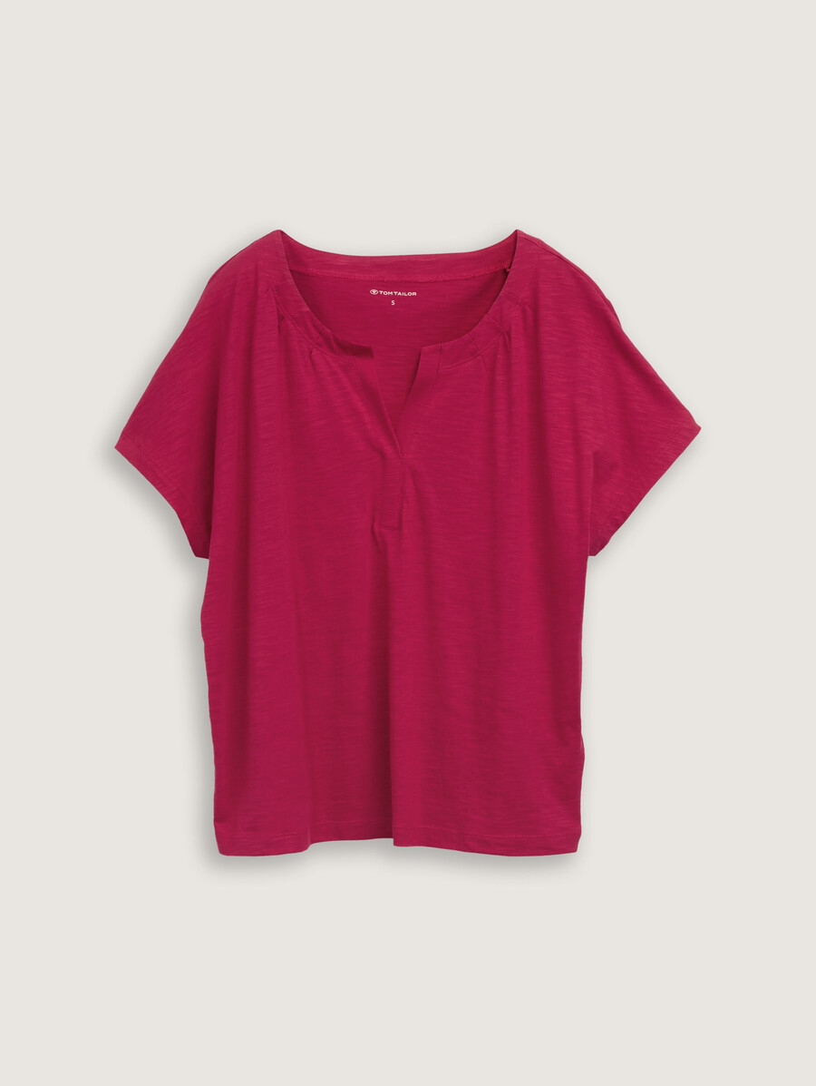 camiseta con detalles de pliegues