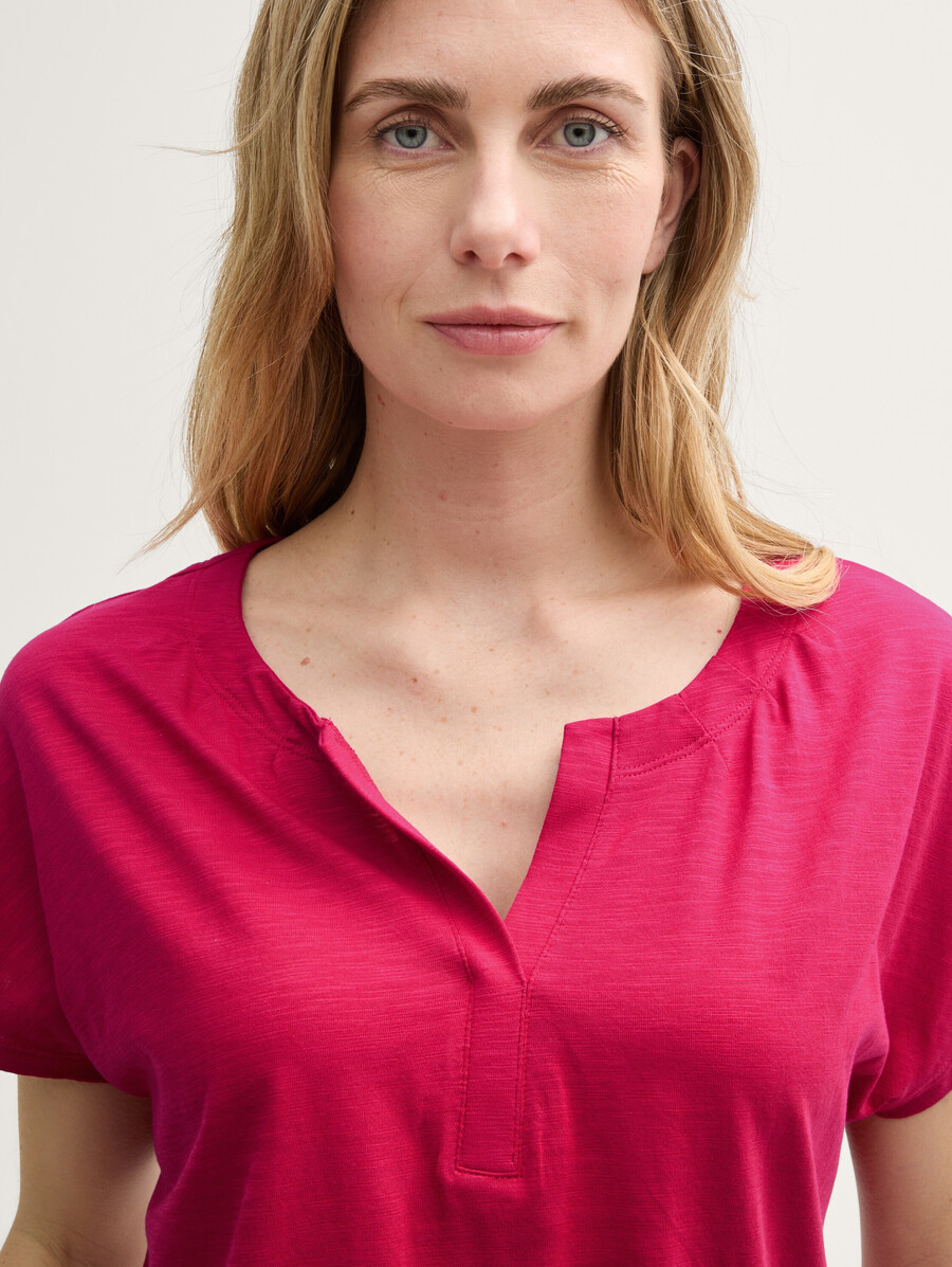 camiseta con detalles de pliegues
