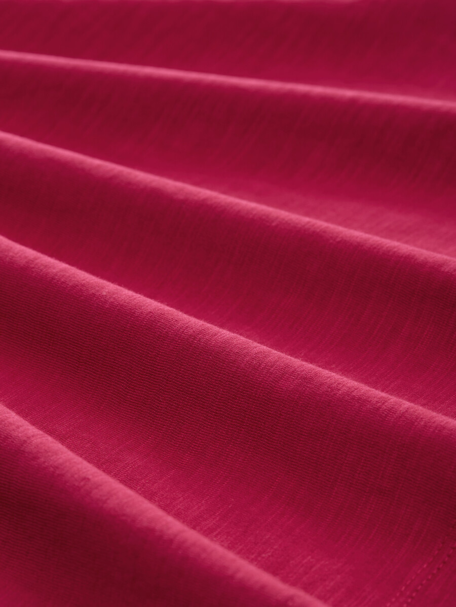 camiseta con detalles de pliegues