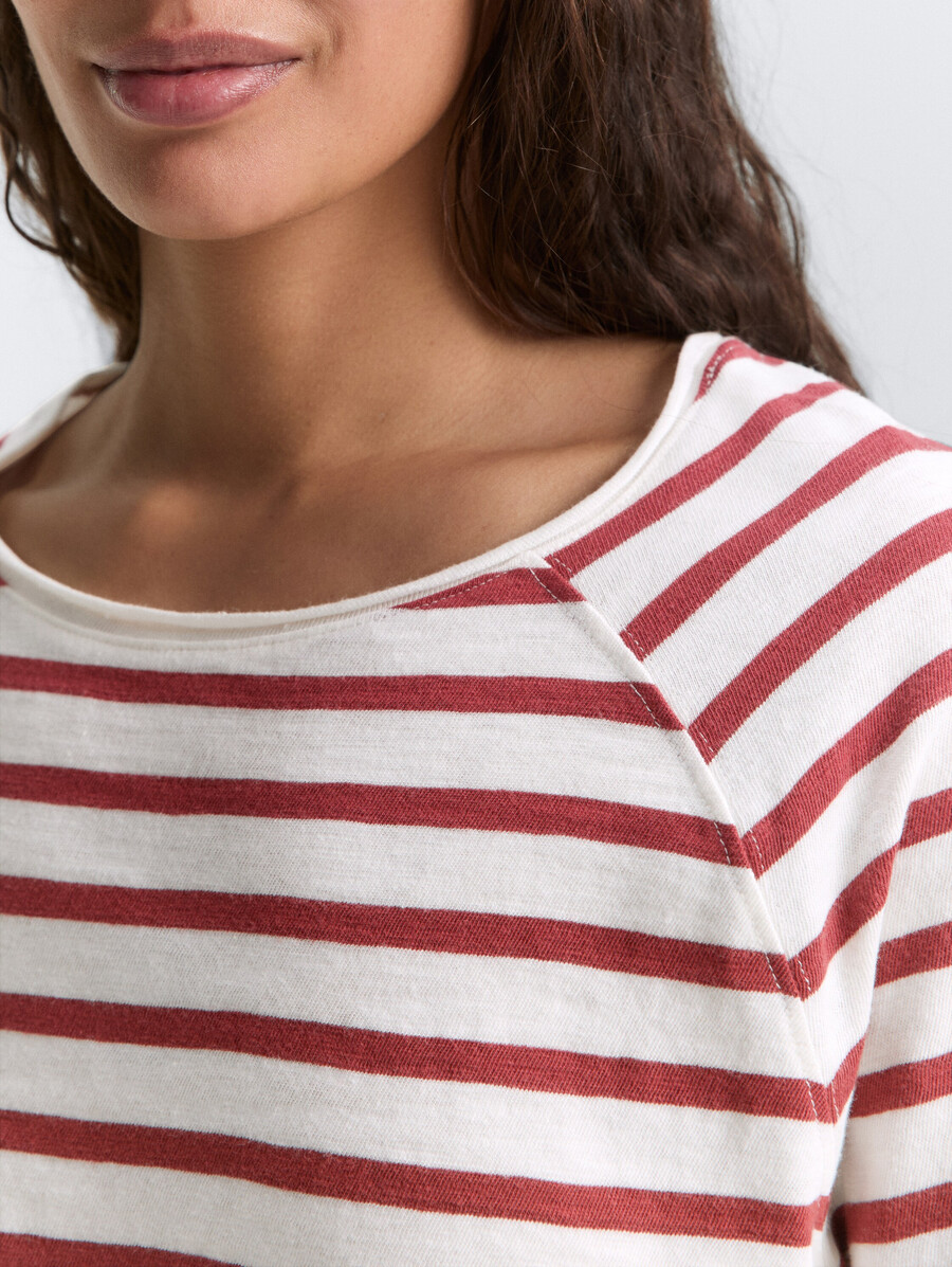 camiseta raglán con estampado de rayas