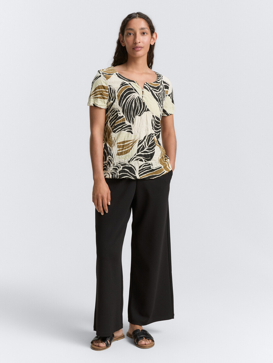 camiseta arrugada con estampado