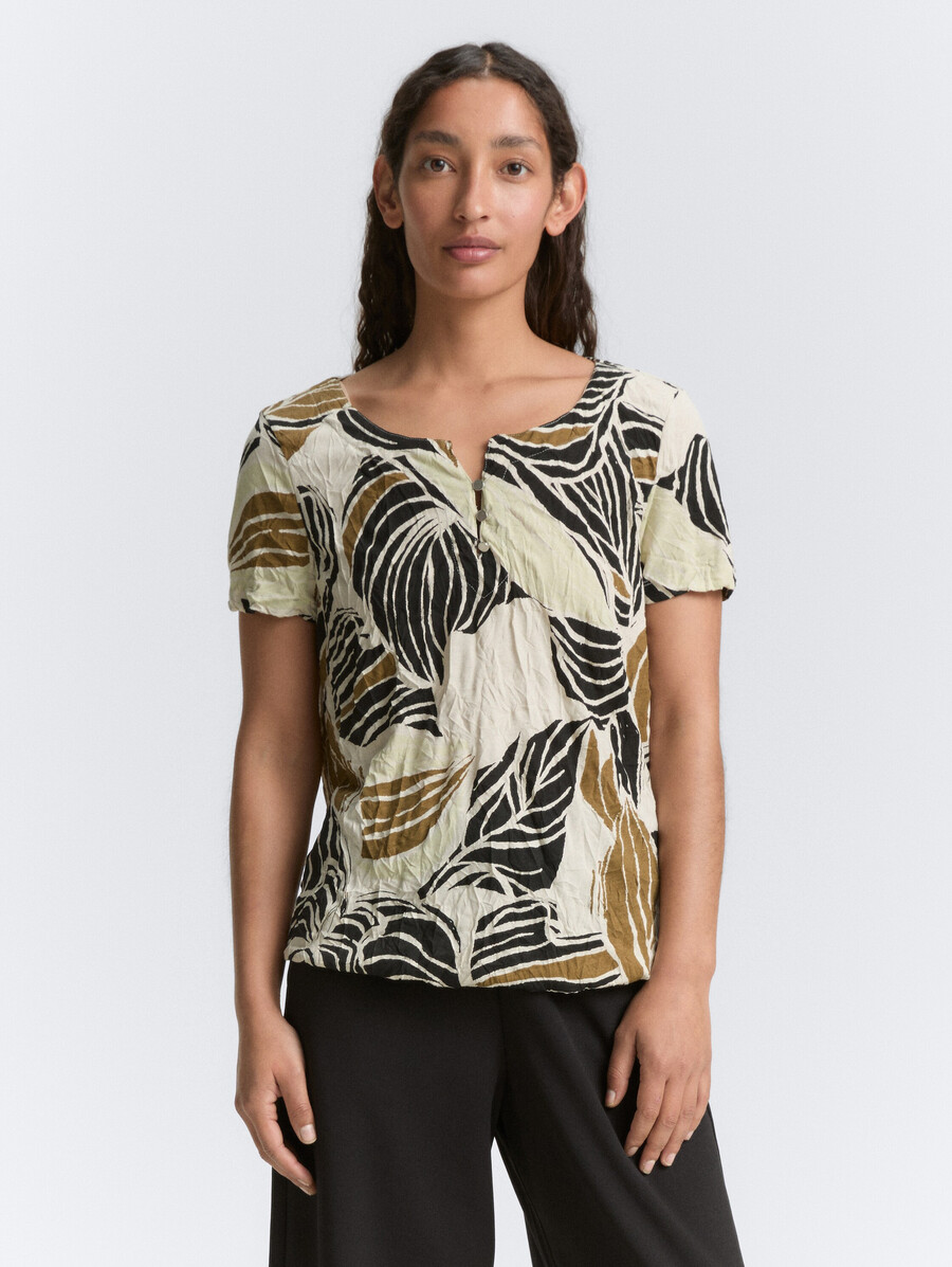camiseta arrugada con estampado