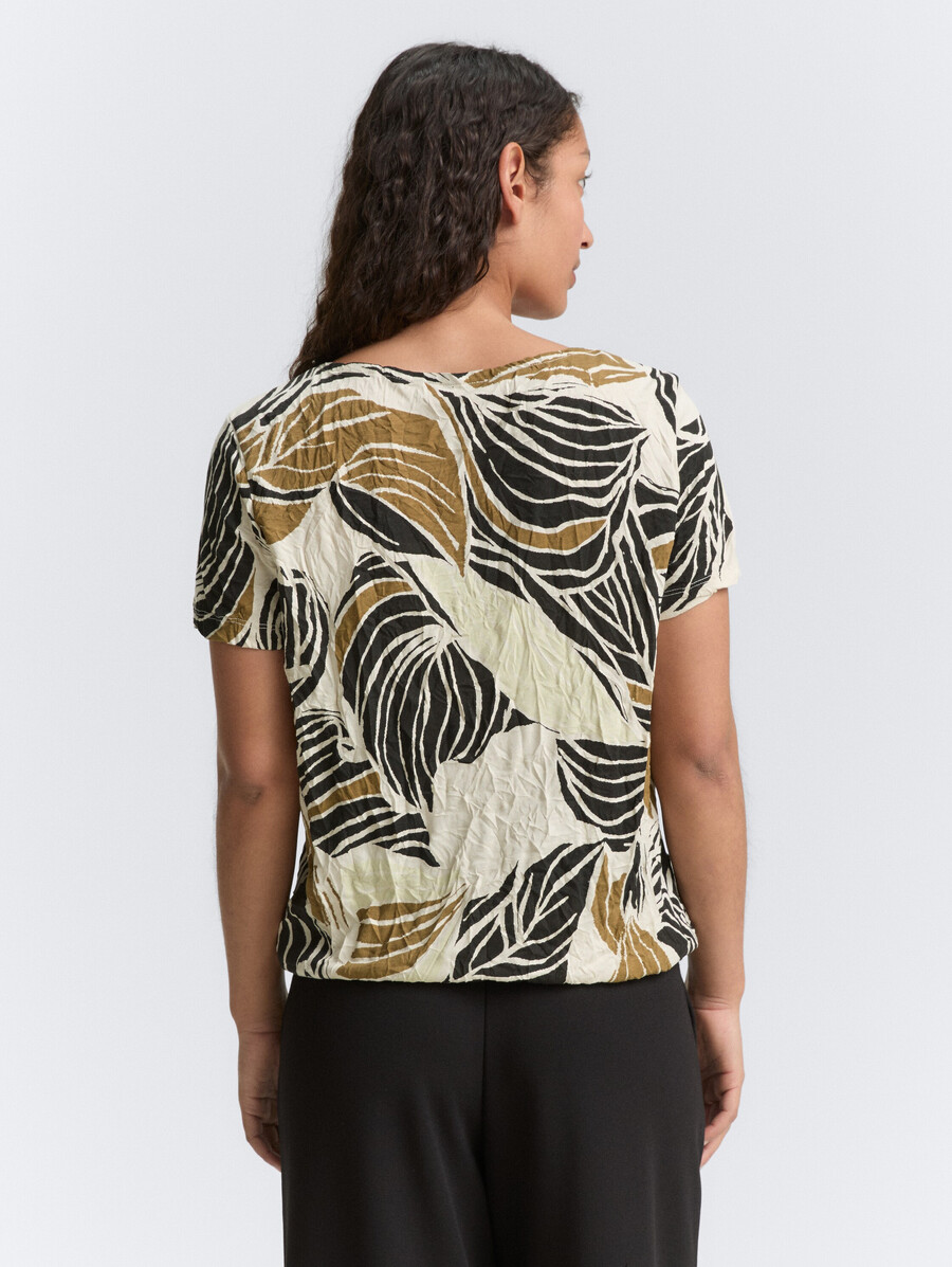 camiseta arrugada con estampado