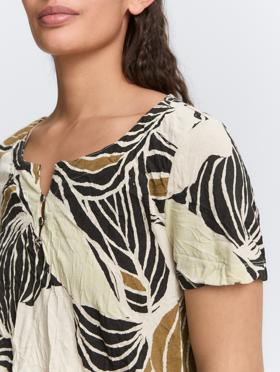 camiseta arrugada con estampado
