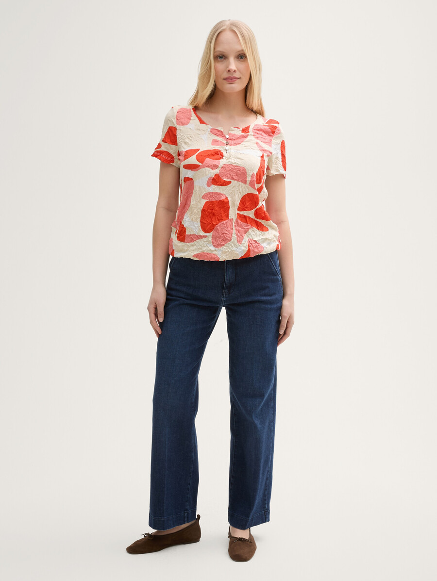 camiseta arrugada con estampado
