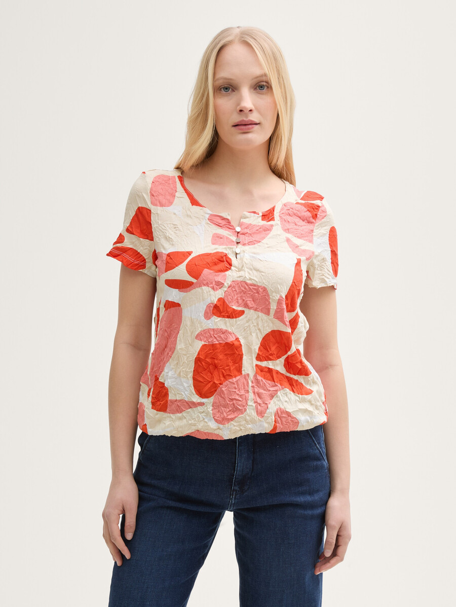 camiseta arrugada con estampado