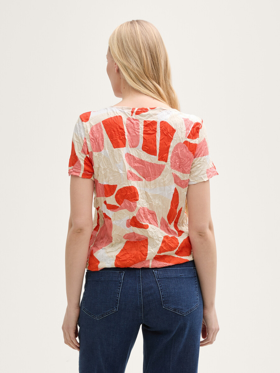 camiseta arrugada con estampado