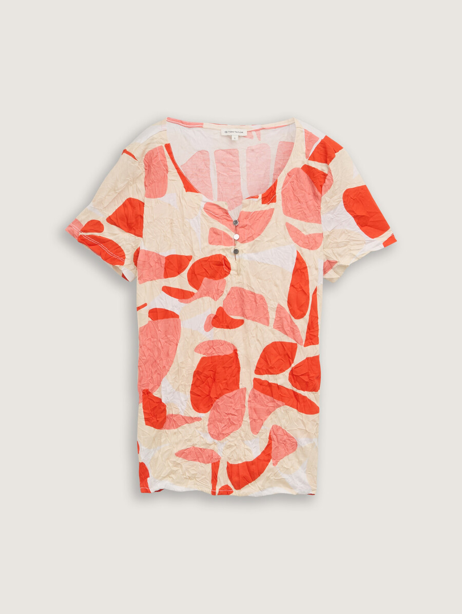 camiseta arrugada con estampado