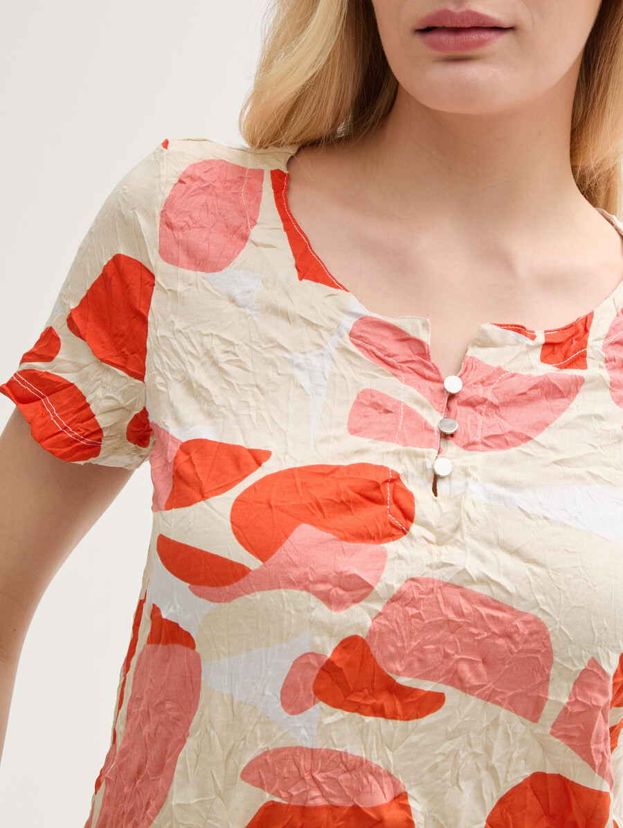 camiseta arrugada con estampado