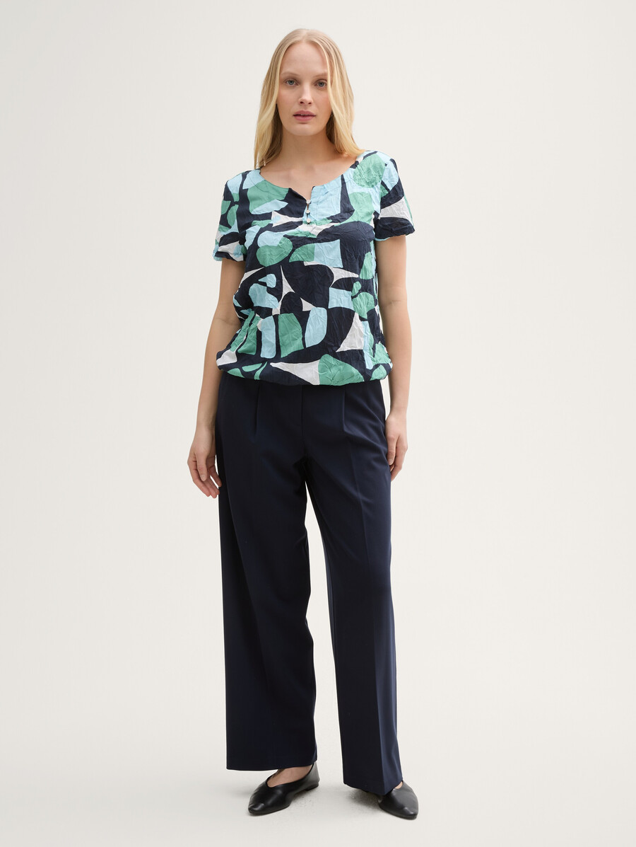 camiseta arrugada con estampado