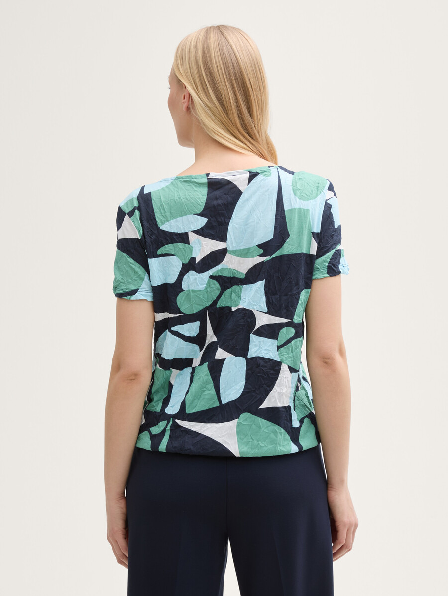 camiseta arrugada con estampado