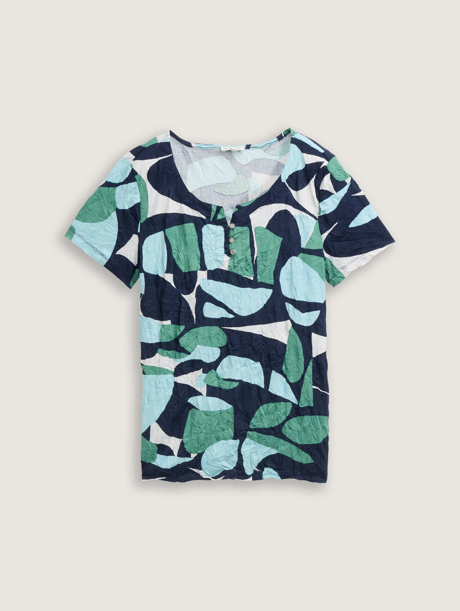 camiseta arrugada con estampado