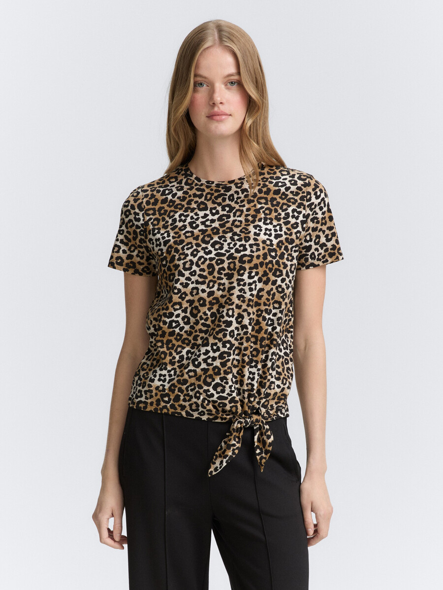 camiseta con detalle de nudo