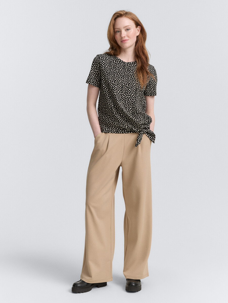 camiseta con detalle de nudo