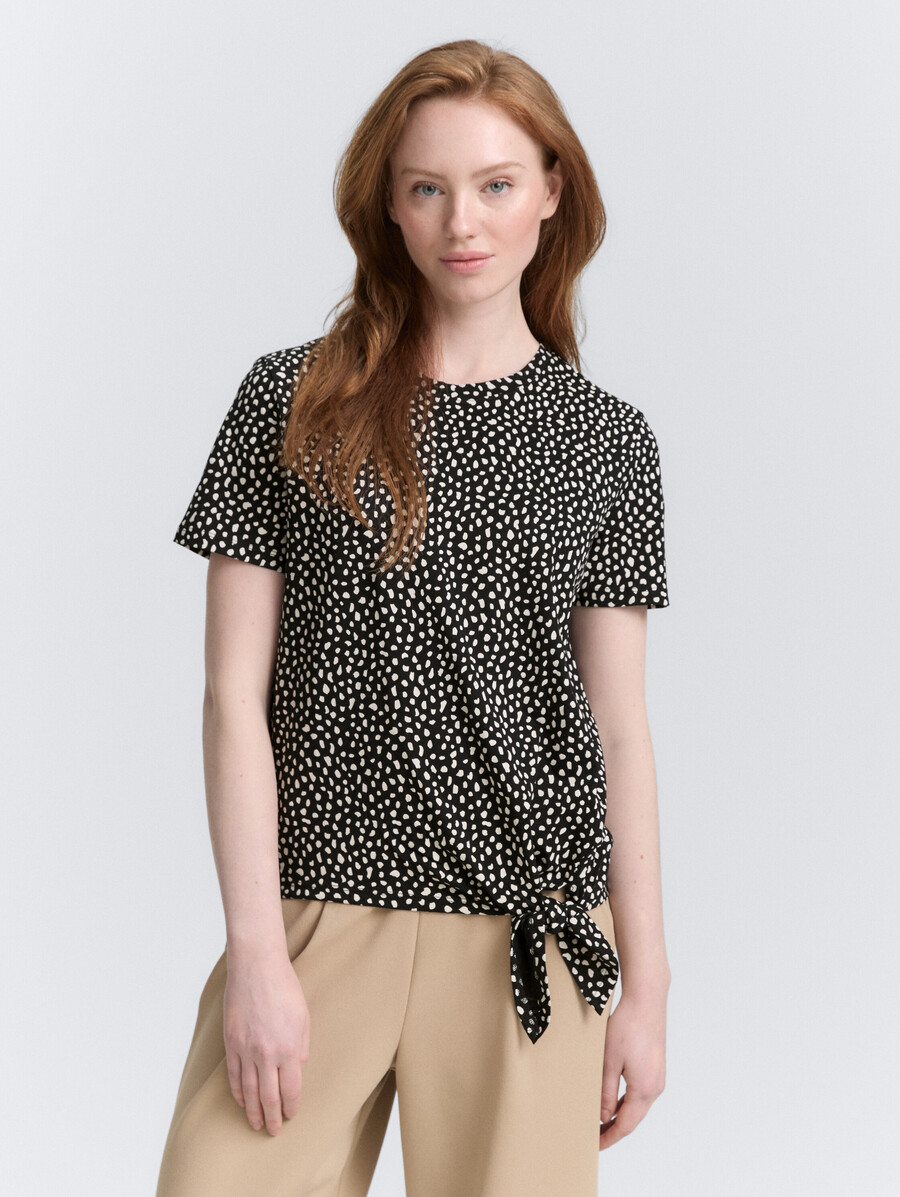 camiseta con detalle de nudo