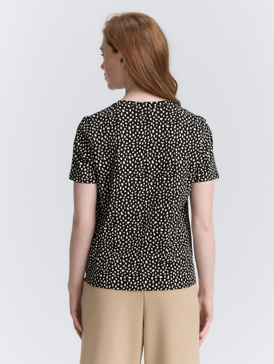 camiseta con detalle de nudo