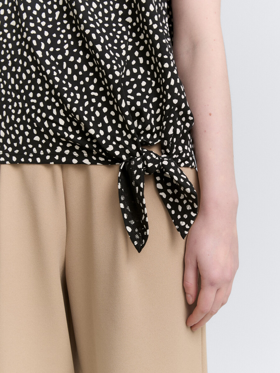 camiseta con detalle de nudo