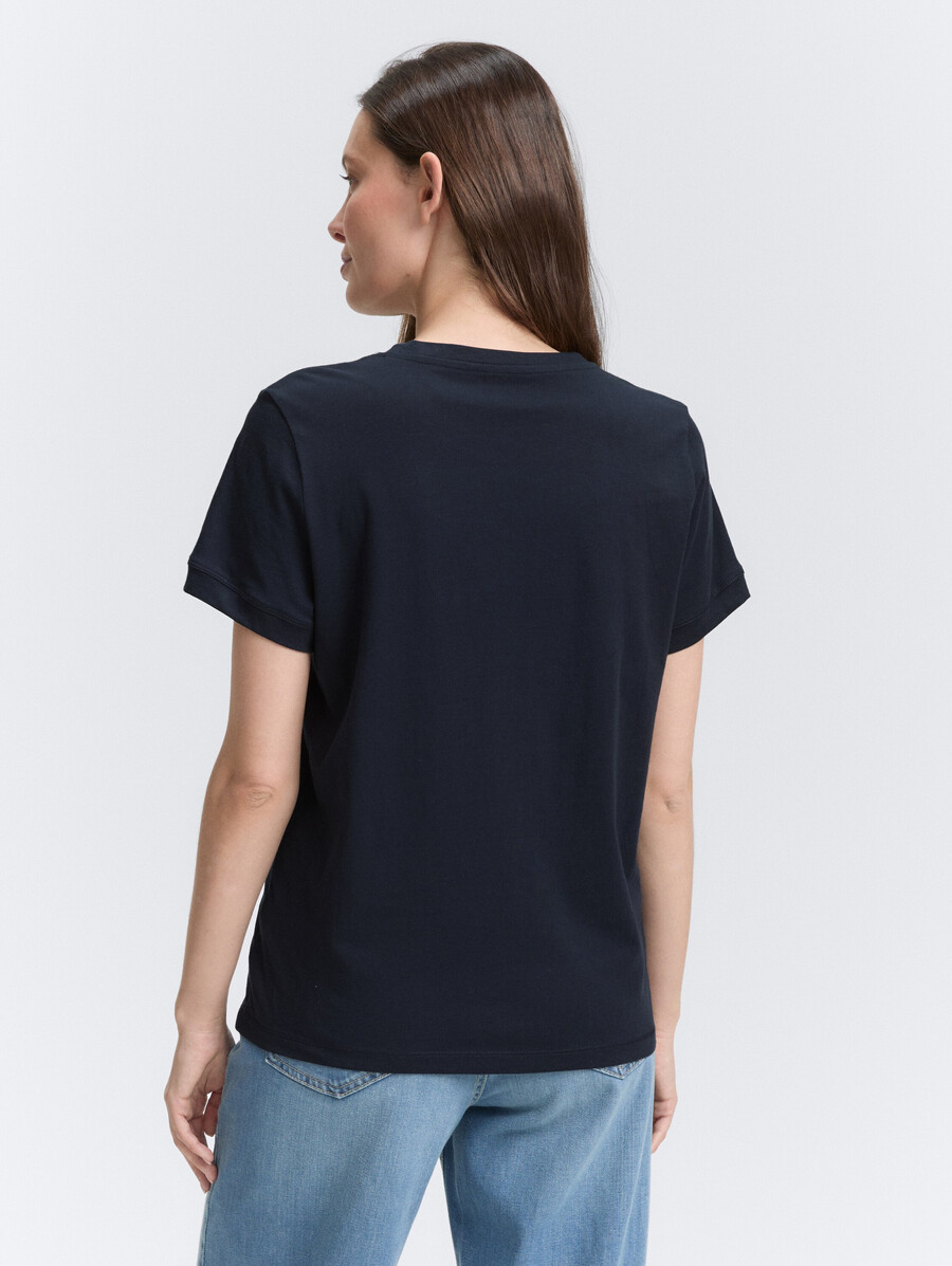 camiseta con estampado de logotipo
