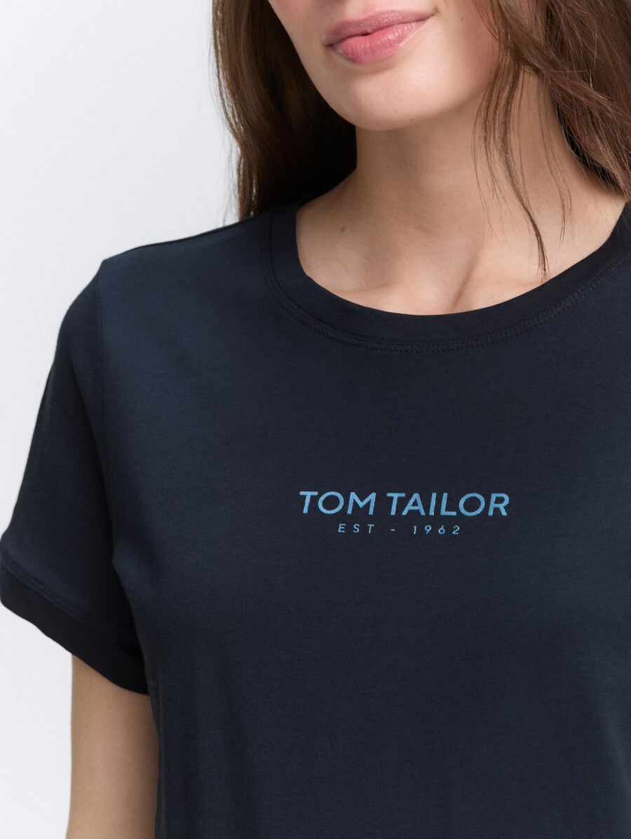 camiseta con estampado de logotipo